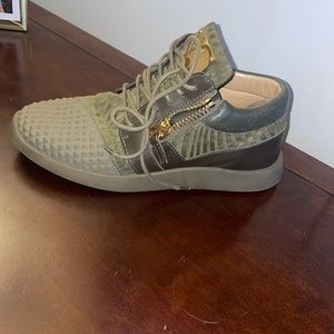 Giuseppe Zanotti EUR 42/US 7.5 textured suede army green with gold accents